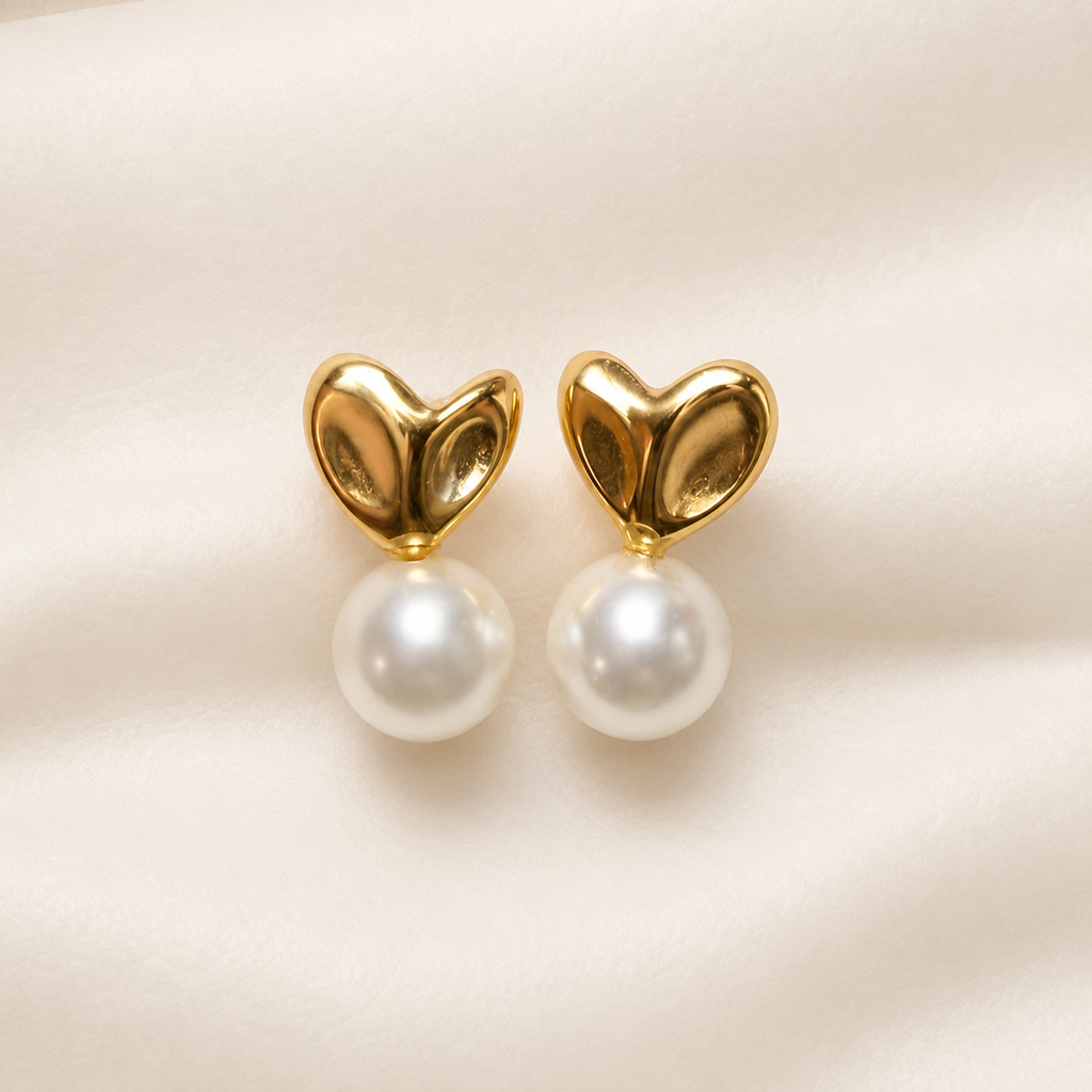 Pendientes Amara dorados con forma de corazón y perla colgante