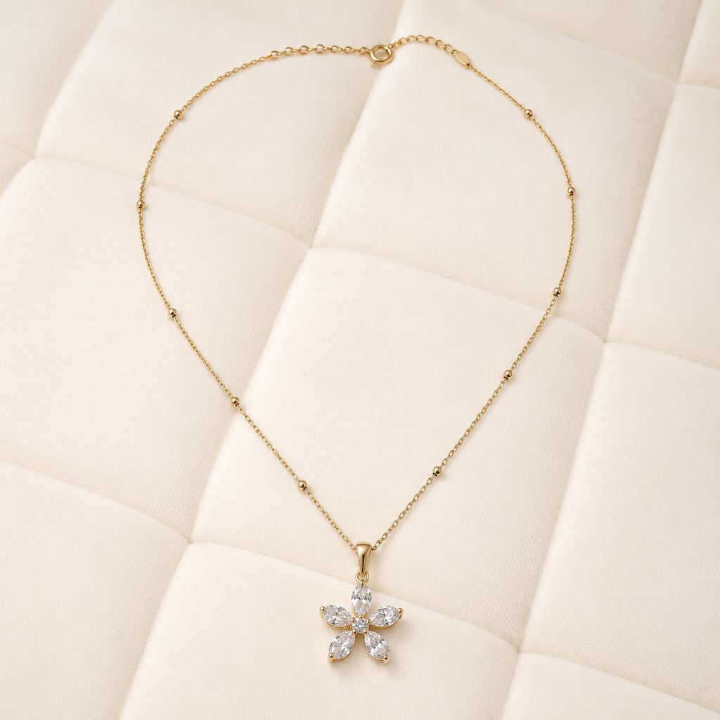 Collar Azahara dorado con colgante floral de circonitas