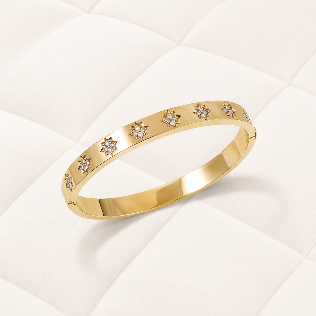 Brazalete Auren dorado con pequeños destellos de circonita