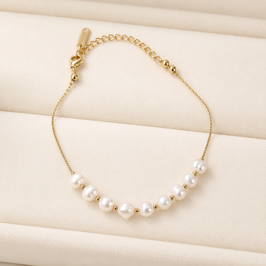 Serenía bracelet with freshwater pearls and a gold-tone chain