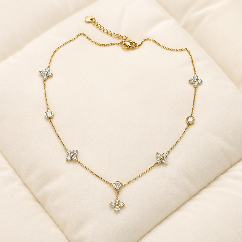 Collar Elara dorada con corazón central y puntos de luz