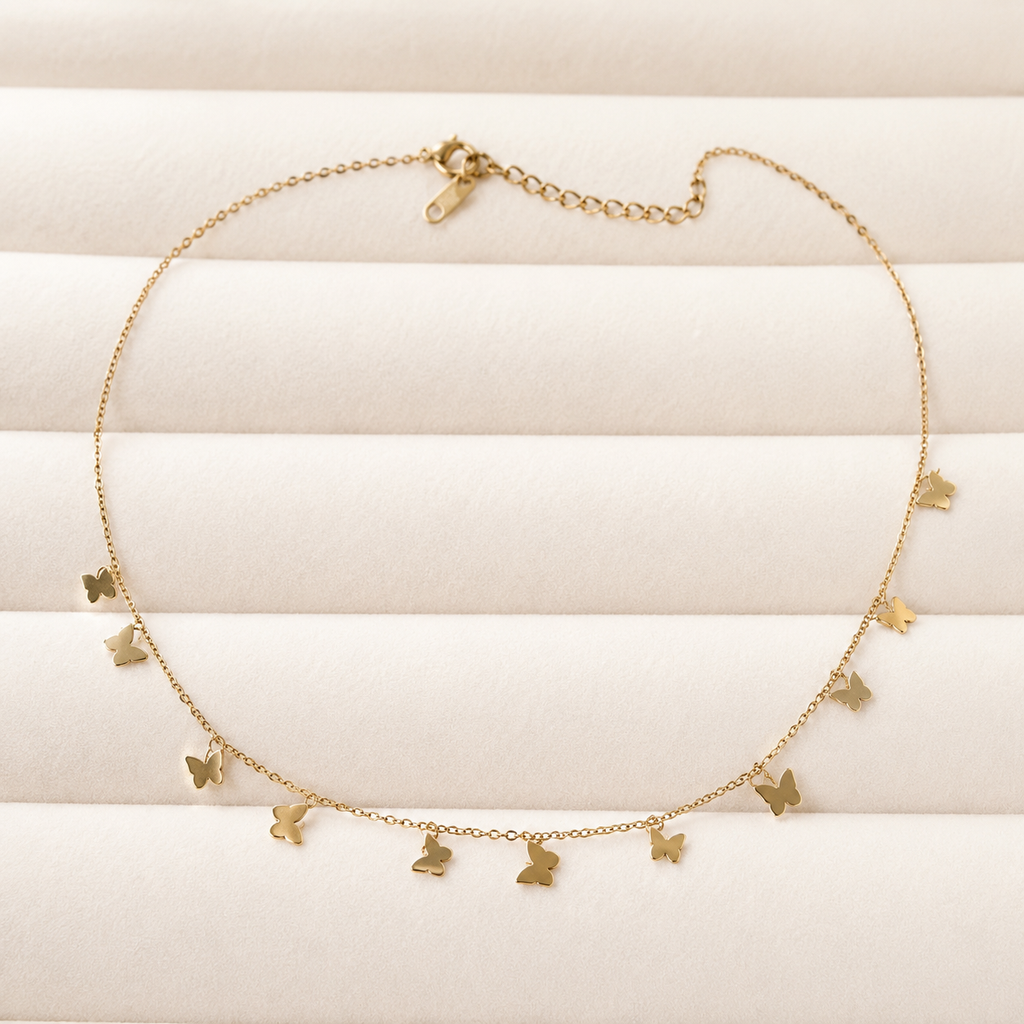 Collar Aurelia dorado con mariposas a lo largo de la cadena