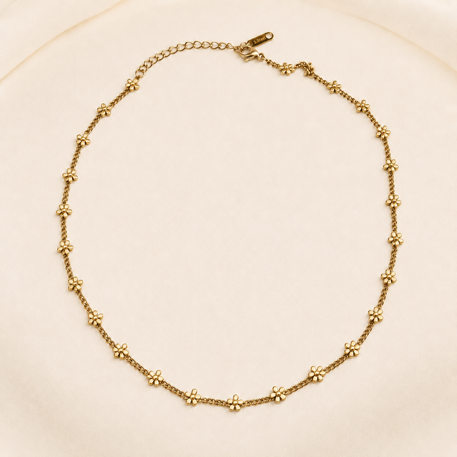 Collar Lianira dorado con pequeñas flores sobre la cadena
