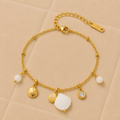 Pulsera Mareluna con perlas de agua dulce y dijes marinos