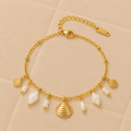 Pulsera Coralia dorada con conchas y perlas de agua dulce