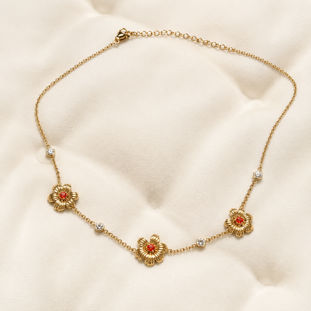 Collar Solara dorado con pequeñas flores y detalles brillantes